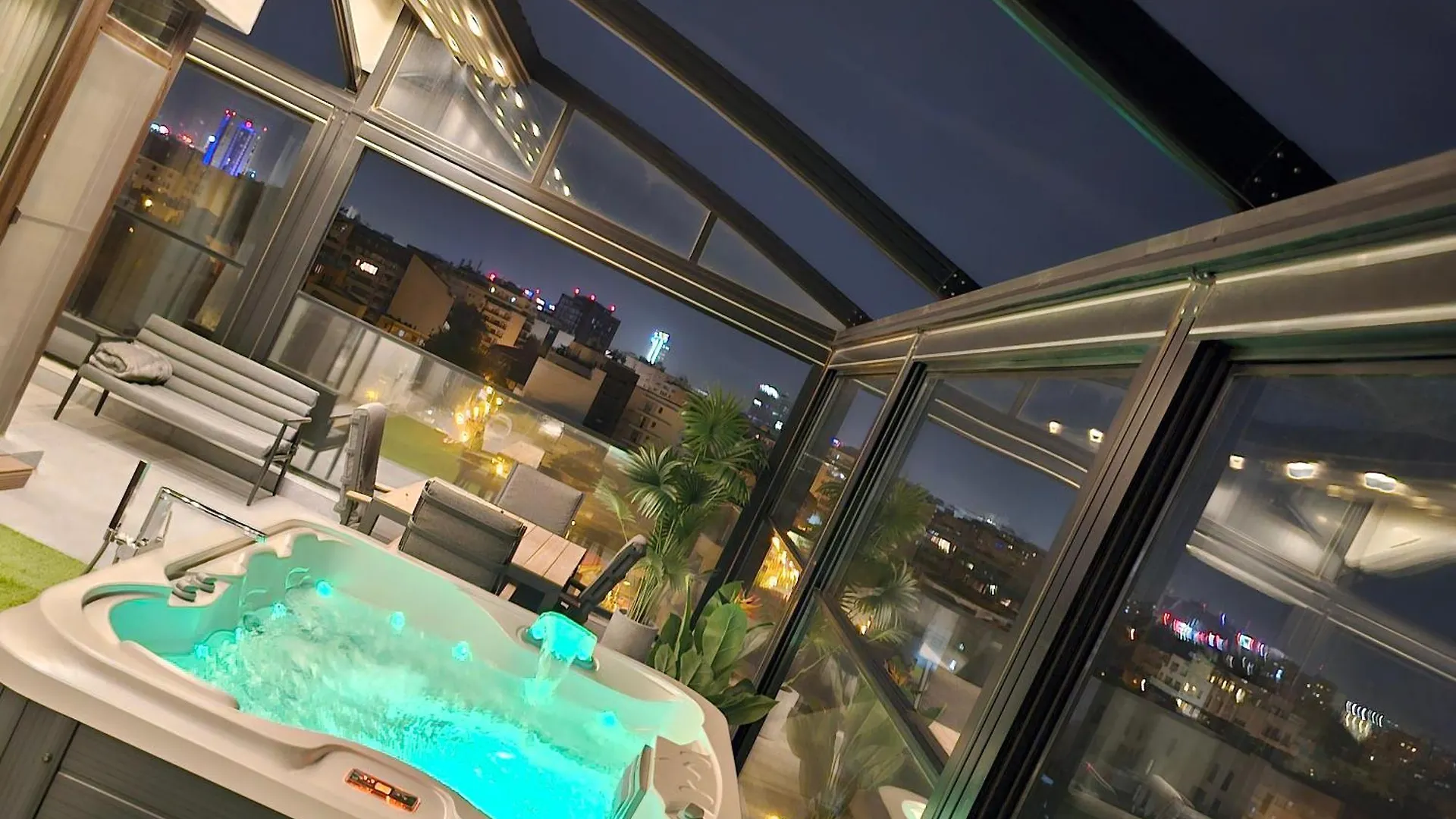 Crown Penthouse - Luxurious, Spa & Vista , By Uni88 Apartments Bucharest