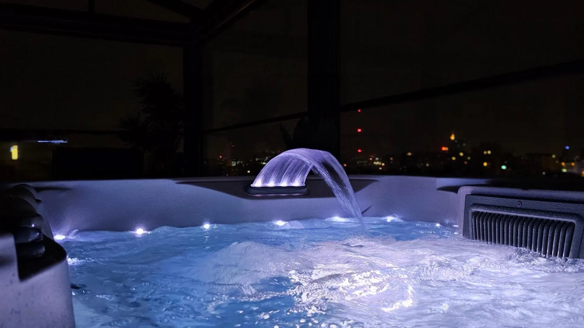 Crown Penthouse - Luxurious, Spa & Vista , By Uni88 Apartments Bucharest
