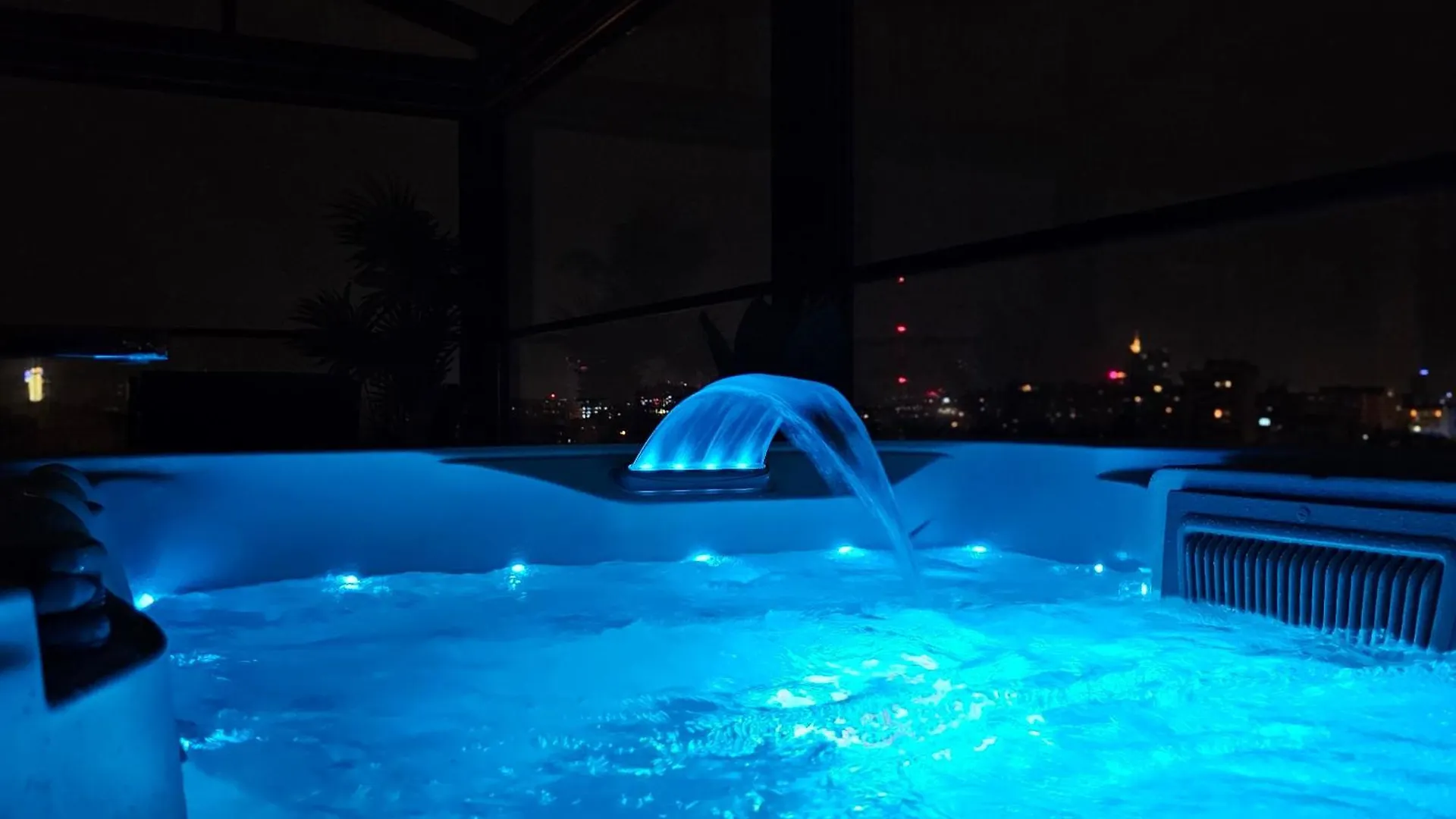 Crown Penthouse - Luxurious, Spa & Vista , By Uni88 Apartments Bucharest