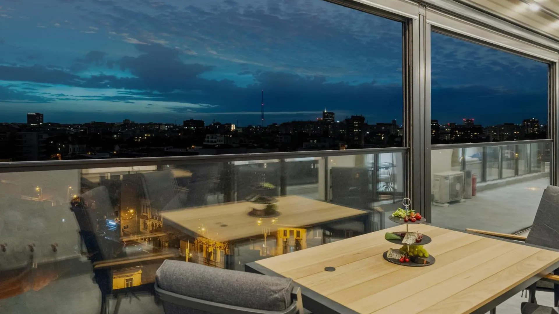 Crown Penthouse - Luxurious, Spa & Vista , By Uni88 Apartments Bucharest