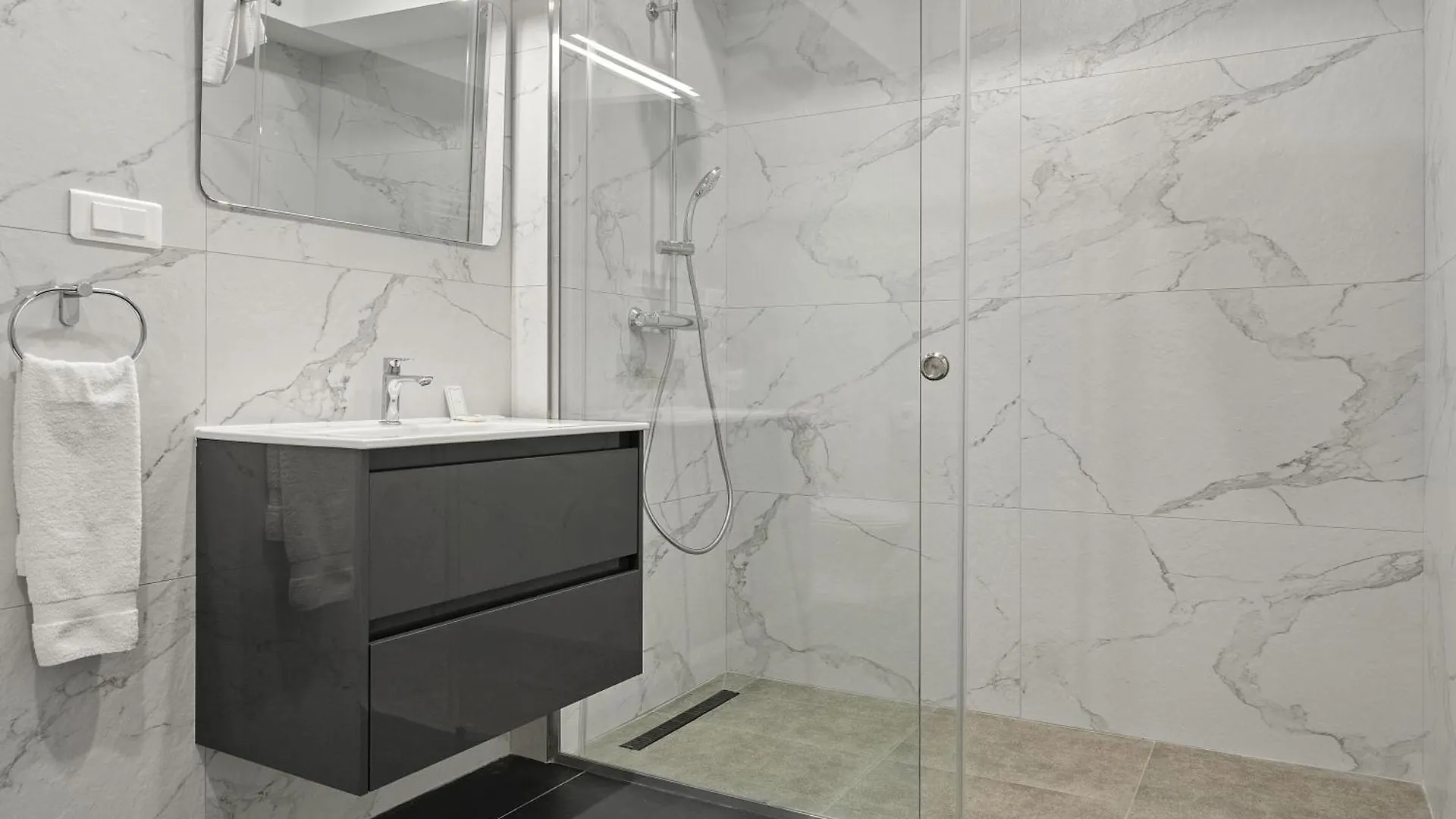 Crown Penthouse - Luxurious, Spa & Vista , By Uni88 Apartments Bucharest