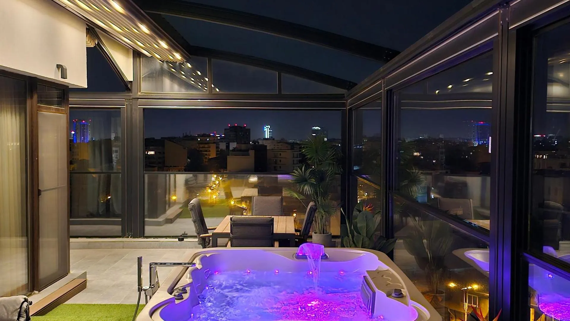 Crown Penthouse - Luxurious, Spa & Vista , By Uni88 Apartments Bucharest Romania