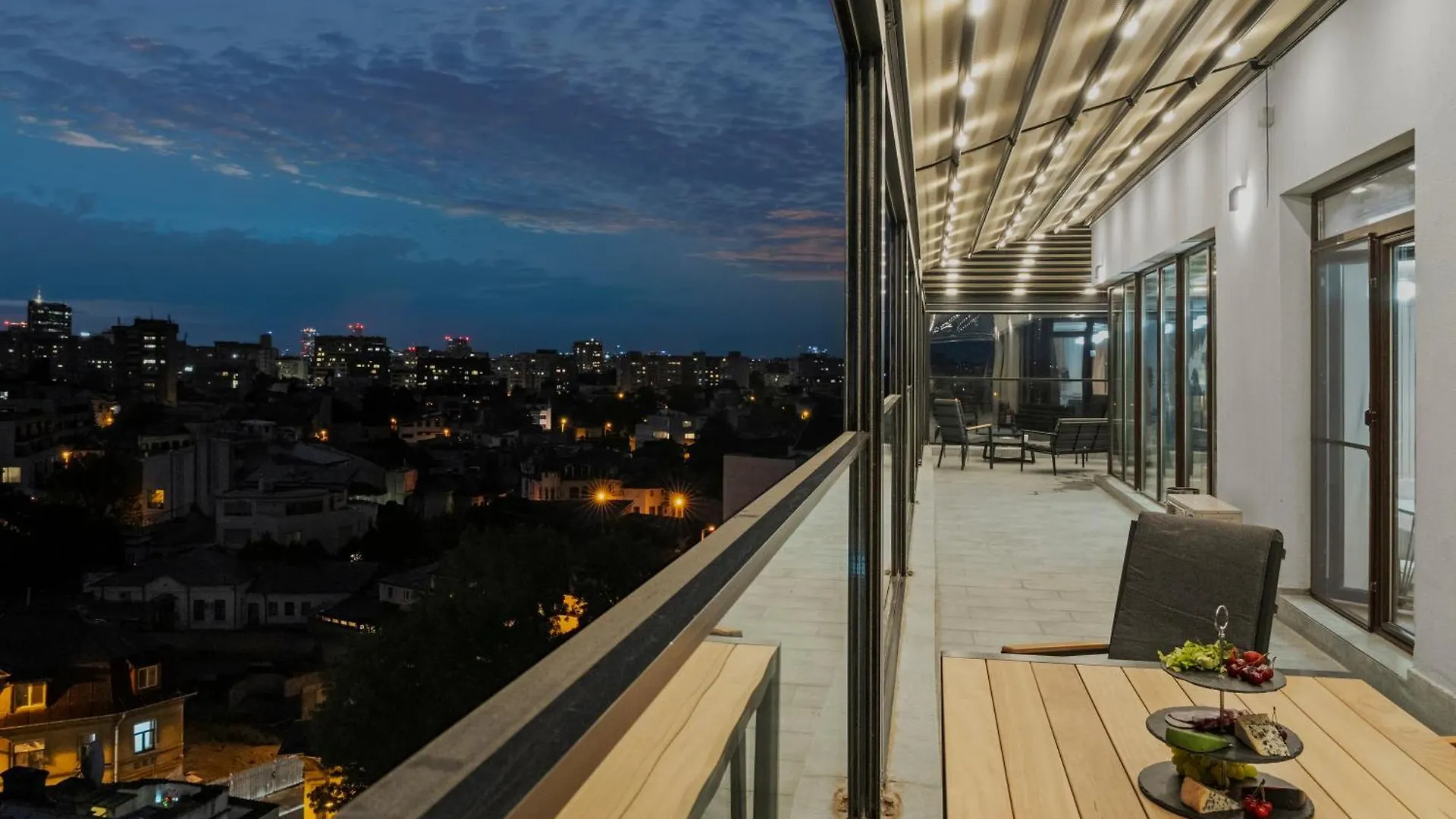 Crown Penthouse - Luxurious, Spa & Vista , By Uni88 Apartments Bucharest