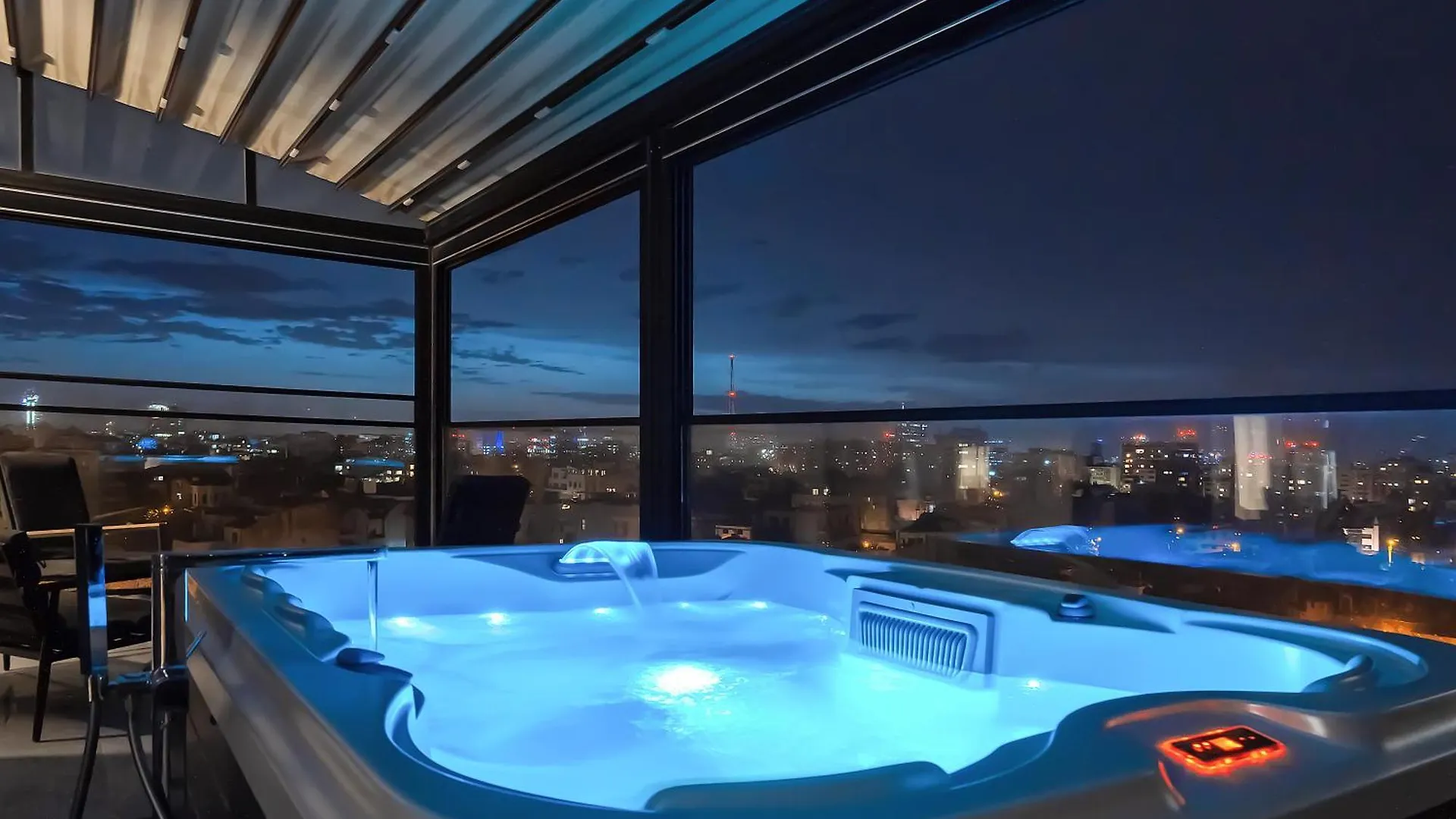 Crown Penthouse - Luxurious, Spa & Vista , By Uni88 Apartments Bucharest