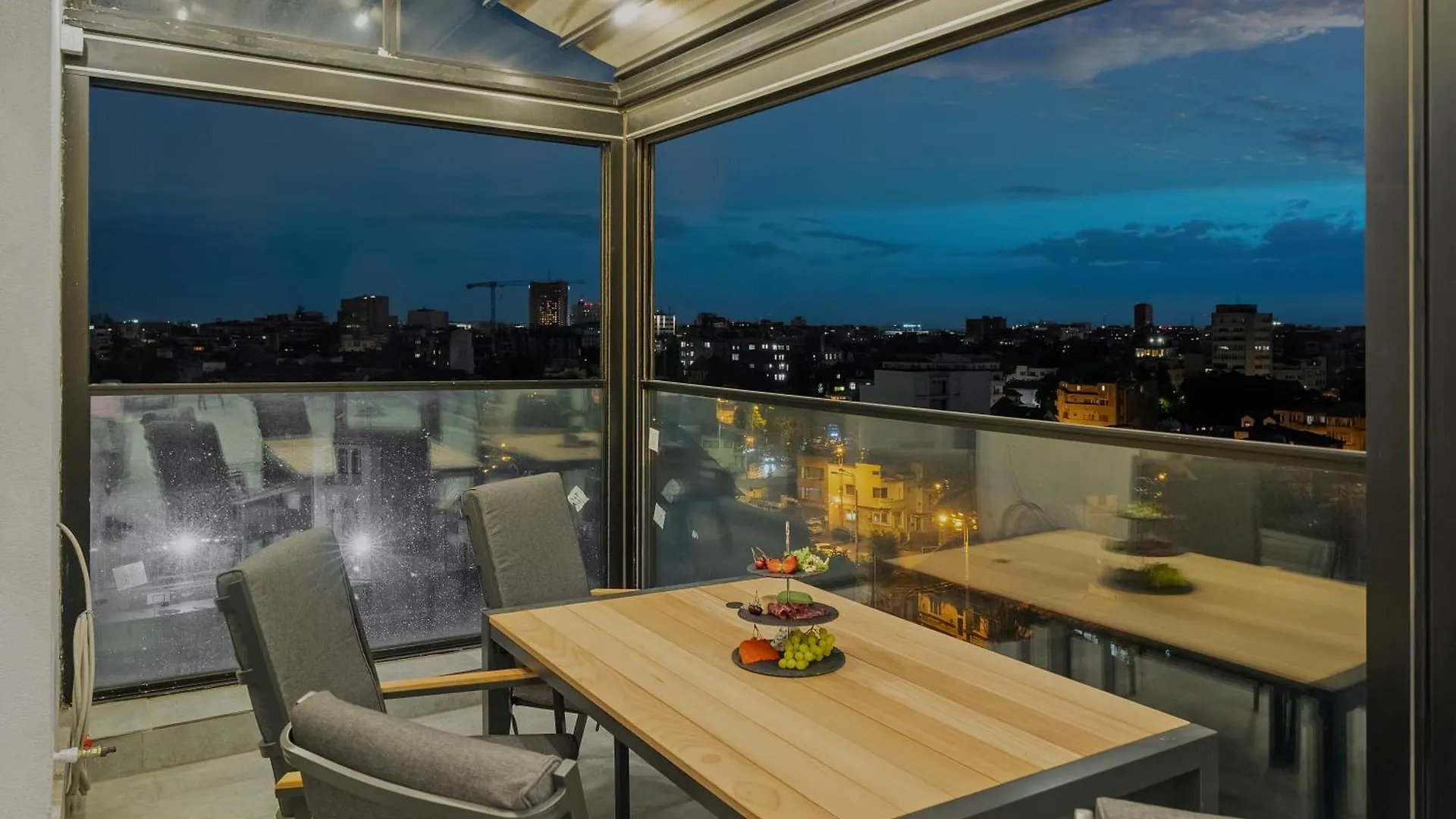 Crown Penthouse - Luxurious, Spa & Vista , By Uni88 Apartments Bucharest