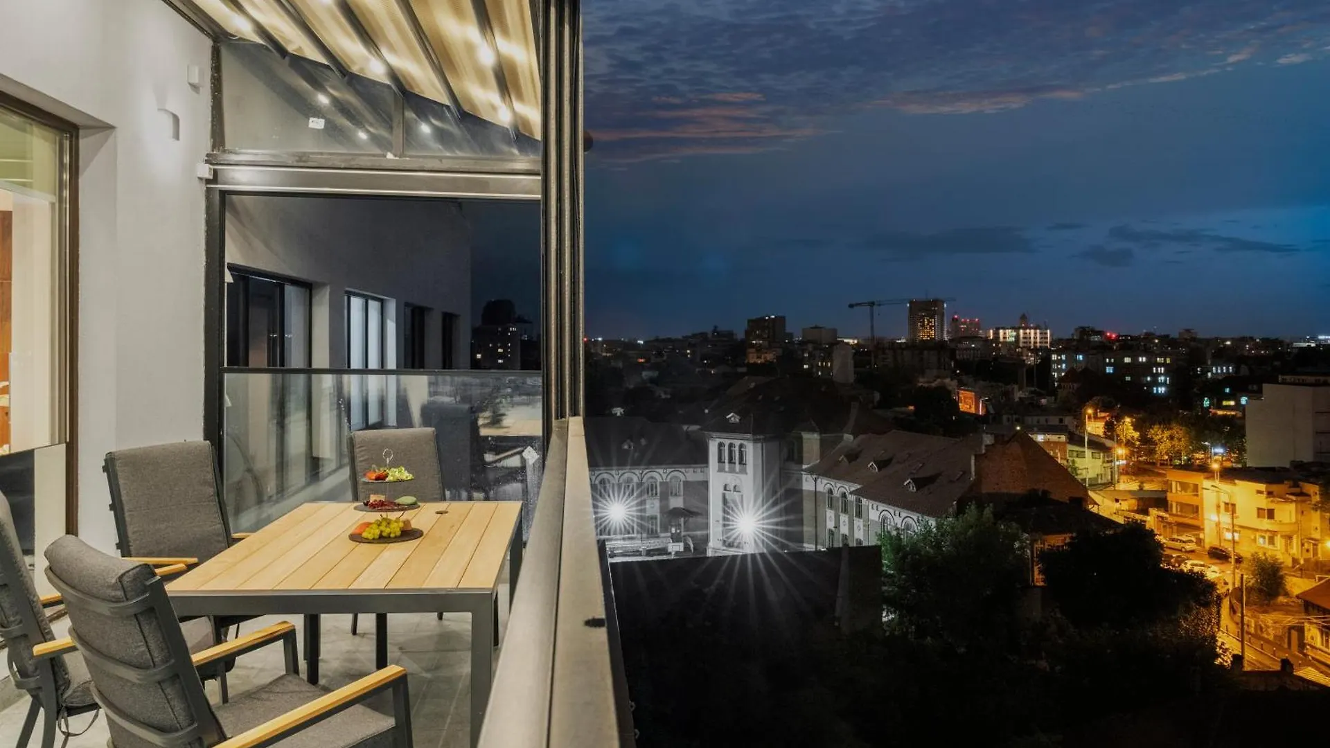 Crown Penthouse - Luxurious, Spa & Vista , By Uni88 Apartments Bucharest