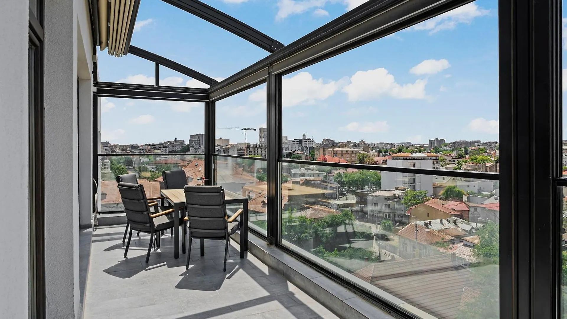 Crown Penthouse - Luxurious, Spa & Vista , By Uni88 Apartments Bucharest