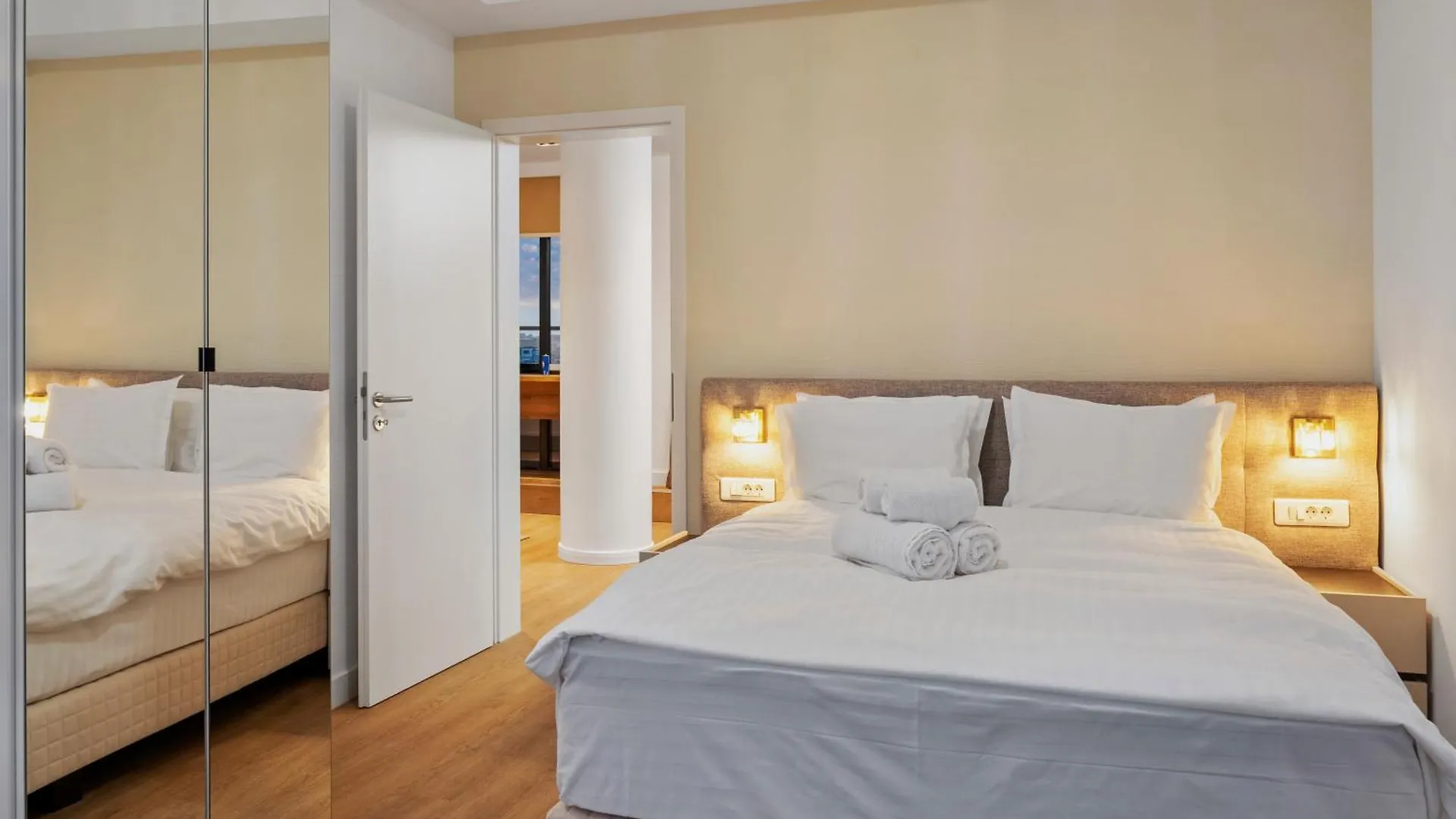 Crown Penthouse - Luxurious, Spa & Vista , By Uni88 Apartments Bucharest