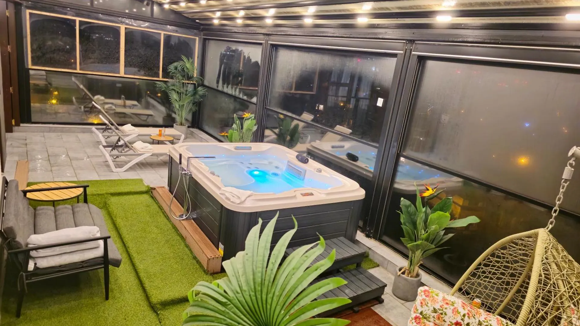 Crown Penthouse - Luxurious, Spa & Vista , By Uni88 Apartments Bucharest